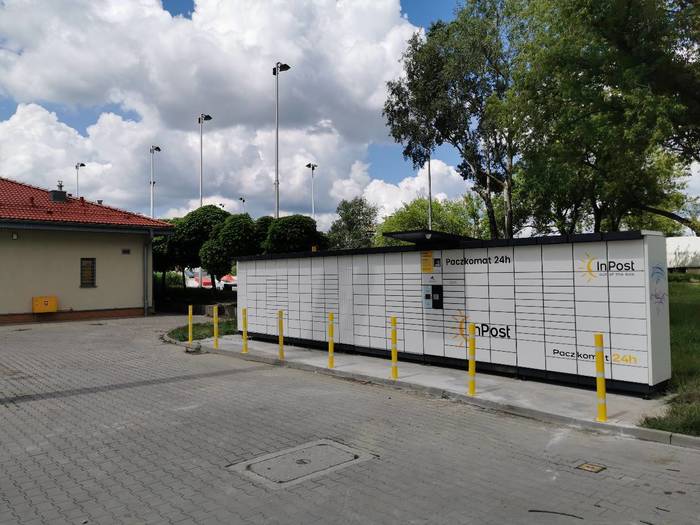 Paczkomat PIA05N Na parkingu przy supermarkecie Netto