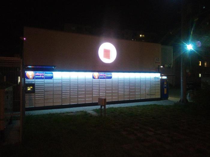 Paczkomat PIA13M Na frontowej ścianie