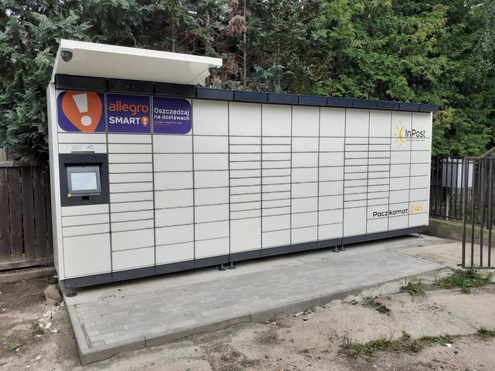Paczkomat PIA19M Po lewej stronie od wejście do sklepu
