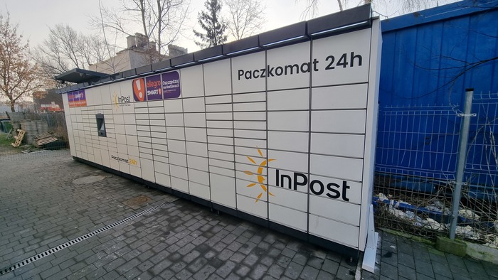 Paczkomat PIA26M Przy tylnej ścianie kompleksu Nove Rondo
