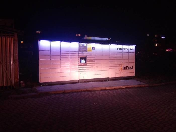 Paczkomat PIE01M Za sklepem Carrefour