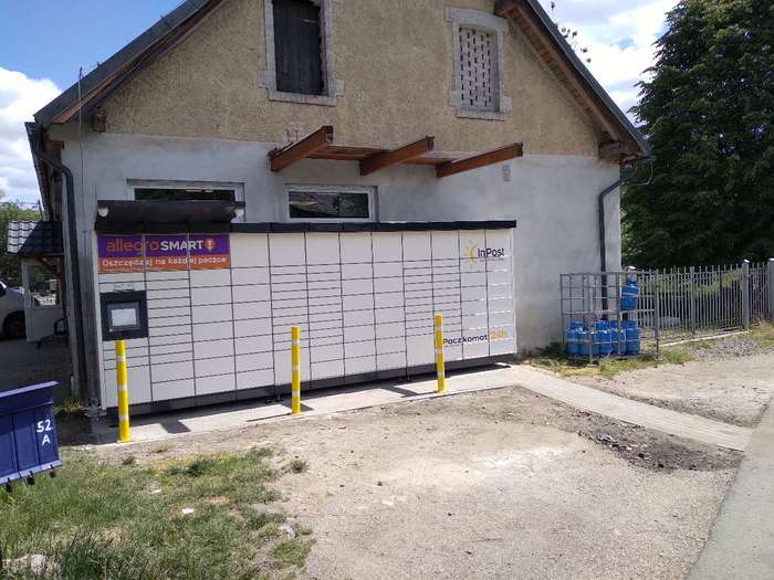 Paczkomat PIH01M Po prawej stronie od wejścia do sklepu.