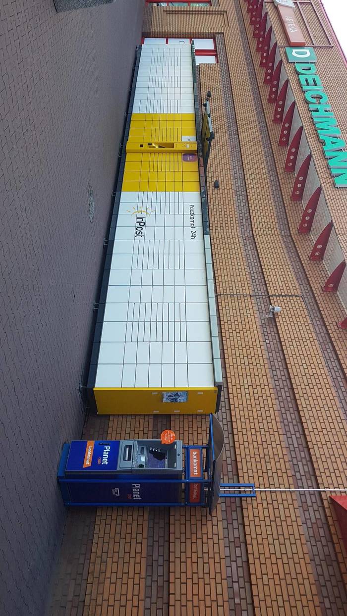 Paczkomat PIL01A Przy Centrum Handlowym, obok Apteki