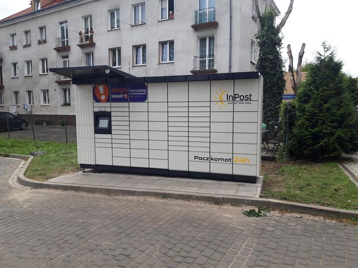 Paczkomat PIL11M Za budynkiem handlowo usługowym na ul. Kilińskiego 8