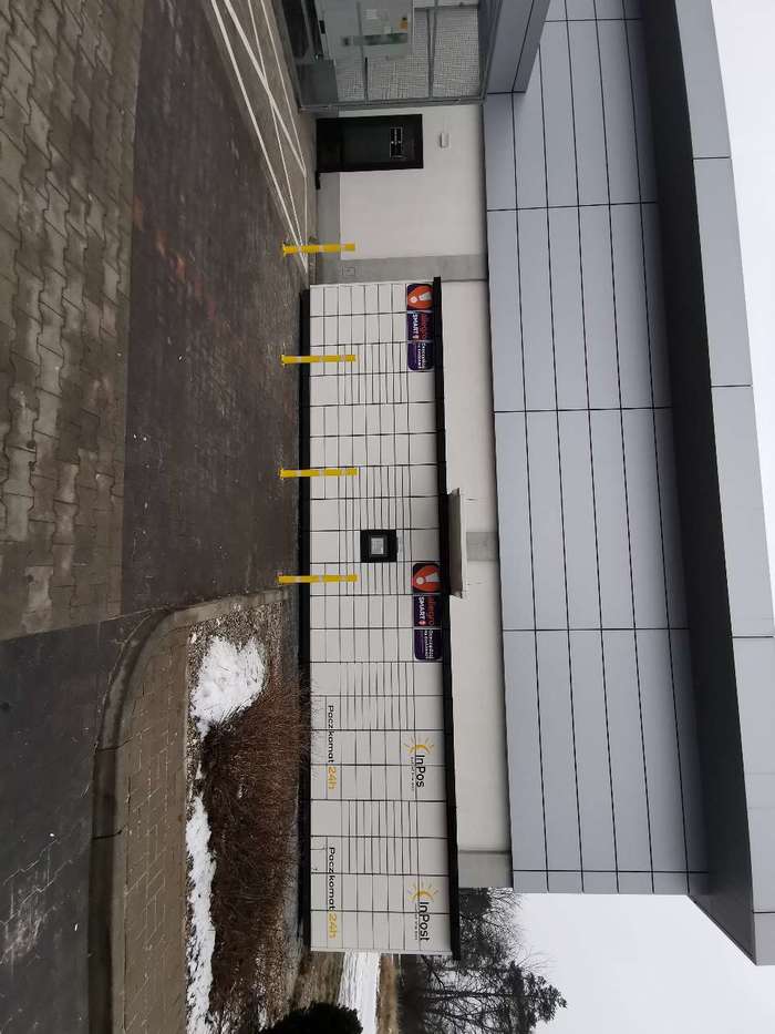 Paczkomat PIL12M Przy sklepie Lidla.