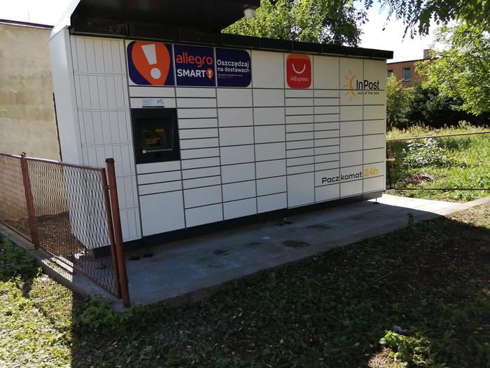 Paczkomat PIL16M Na tyłach sklepu spożywczego od strony ul. Wiosennej