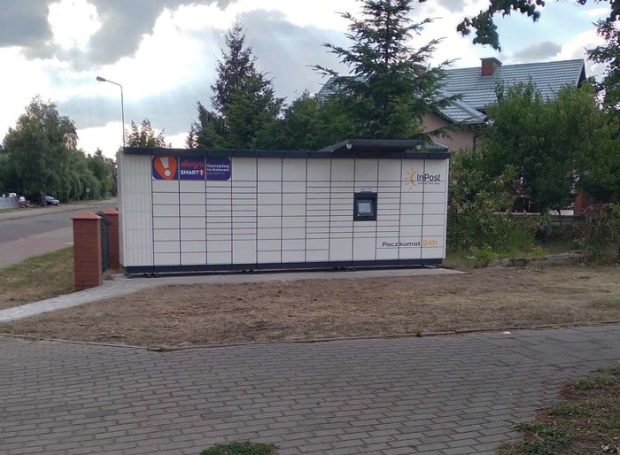 Paczkomat PIL24M Prywatna posesja, na skrzyżowaniu ulic Korczaka z Lelewela