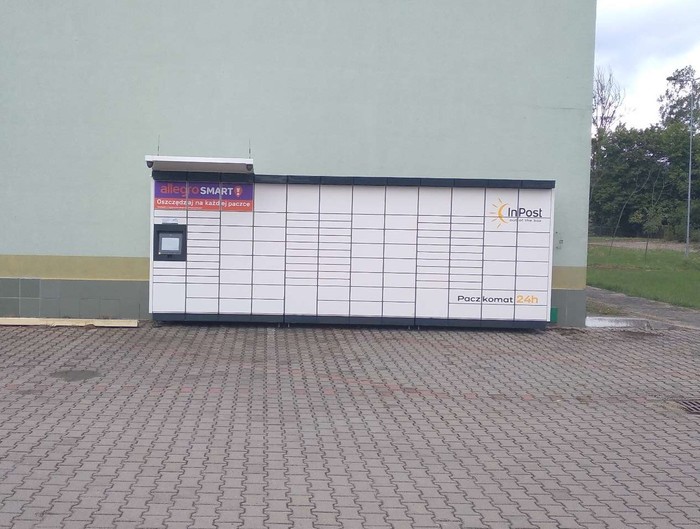 Paczkomat PIL27M Na parkingu marketu Stogrosz
