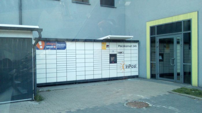 Parcel Locker PIO01M Na parkingu pomiędzy stacją paliw a Galerią Pionki