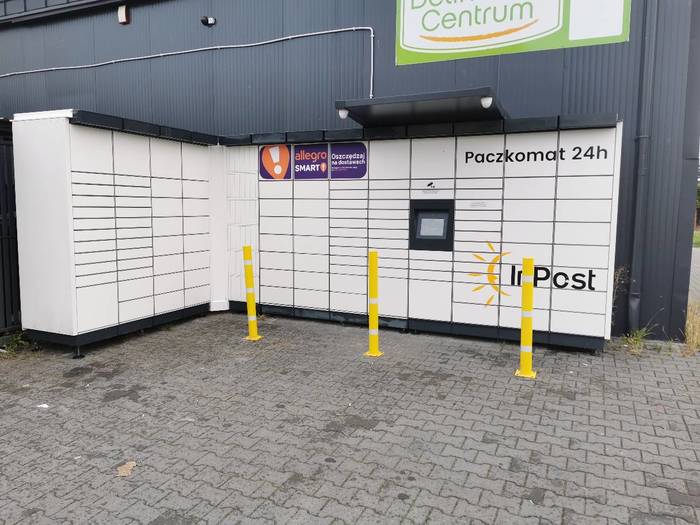 Paczkomat PIO02M Przy bocznej ścianie sklepu Delikatesy Centrum