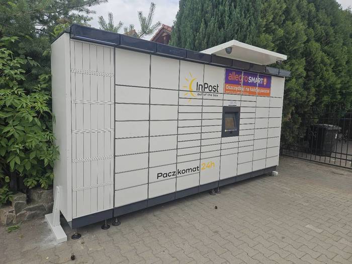 Paczkomat PIOO01M Przy sklepie spożywczym.