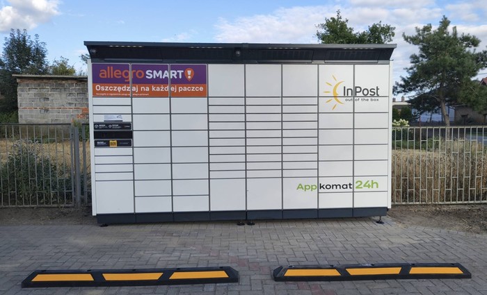 Paczkomat PIWQ01BAPP parking przed remizą OSP