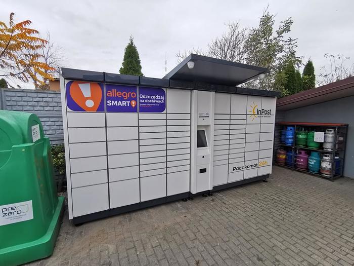 Paczkomat PIX01A Na parkingu sklepu spożywczego