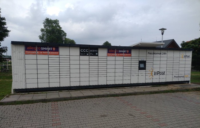 Paczkomat PKI01M Na parkingu