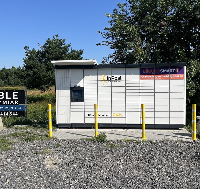 Parcel Locker PKOL01M Na parkingu firmy