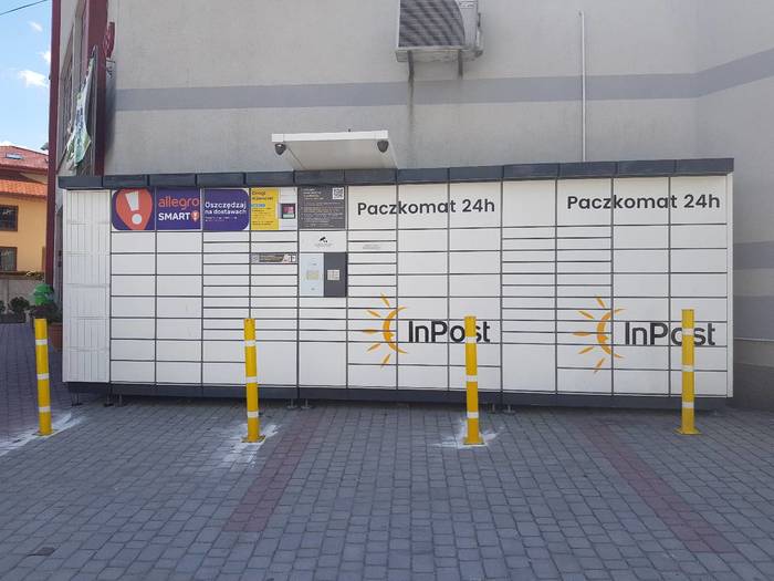 Paczkomat PKS01N Przy sklepie Delikatesy Centrum, po prawej stronie