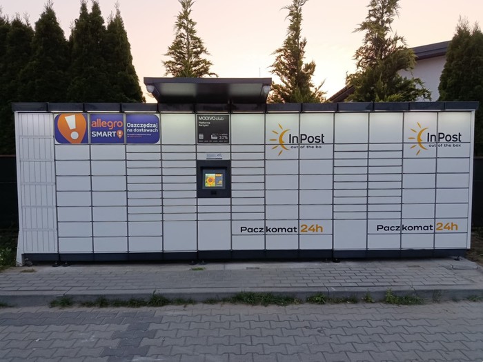 Paczkomat PKS02M Parking przy sklepie metalowym