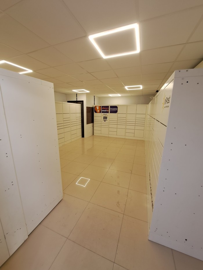 Paczkomat PLC01H W lokalu przy sklepie Żabka
