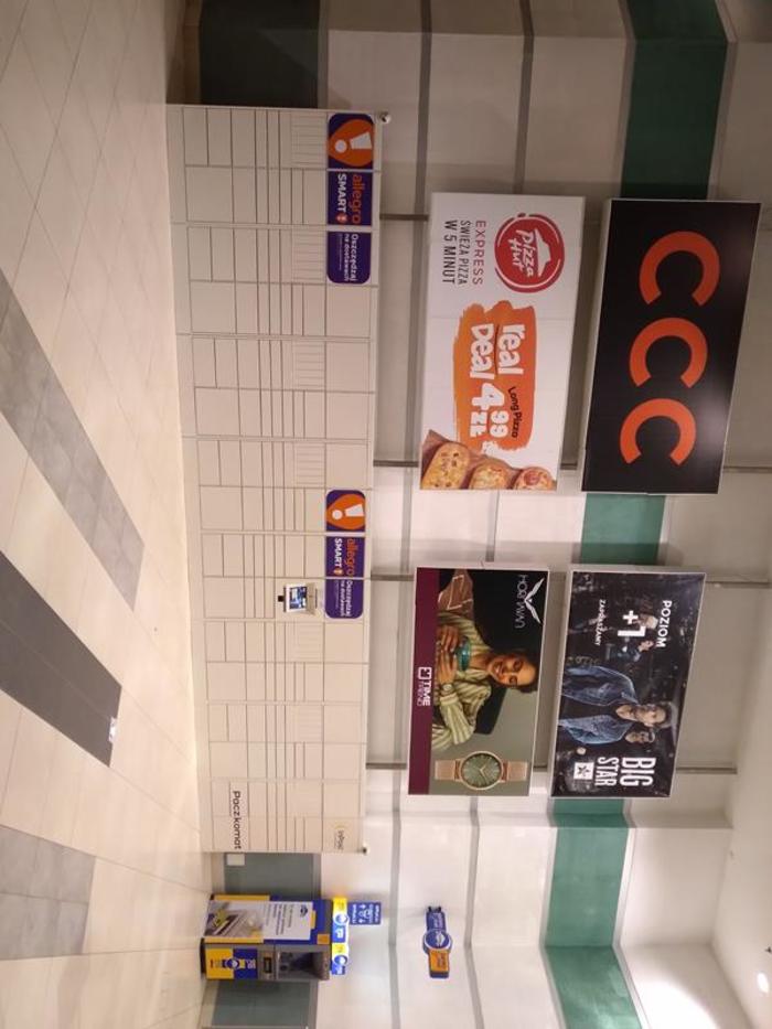 Paczkomat PLC01HO w wejściu do Galerii