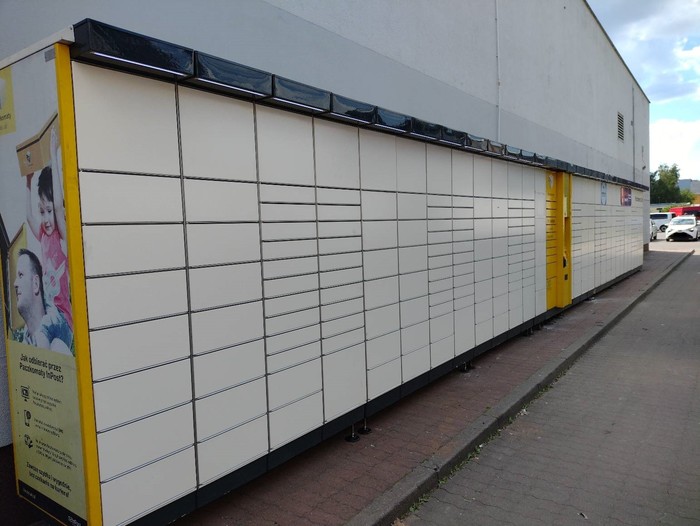 Paczkomat PLC02A Przy Delikatesy Centrum
