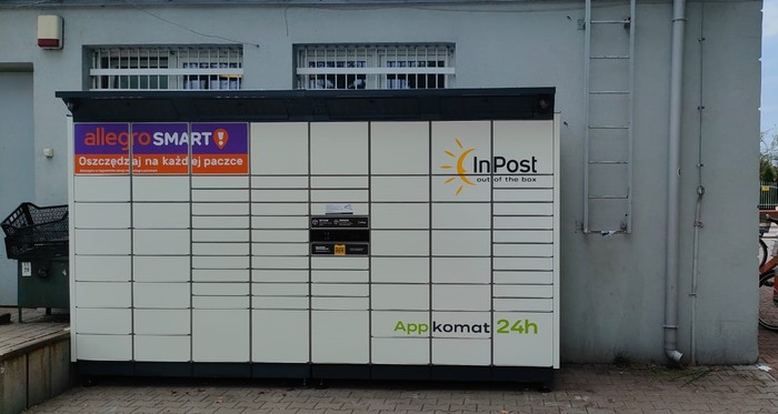 Paczkomat PLC04BAPP Za sklepem PSS Spolem