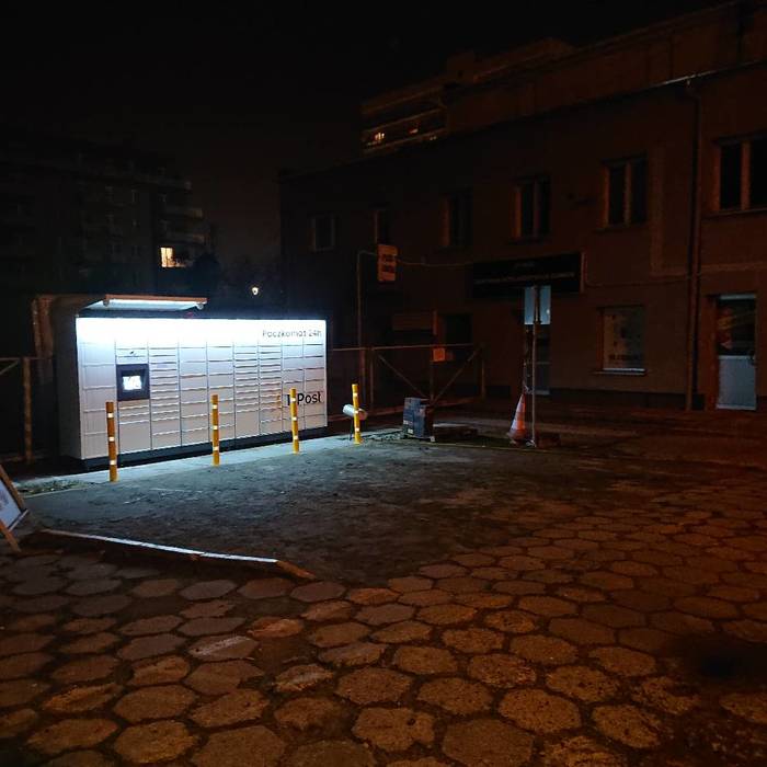 Paczkomat PLC05M Na parkingu budynku usługowego