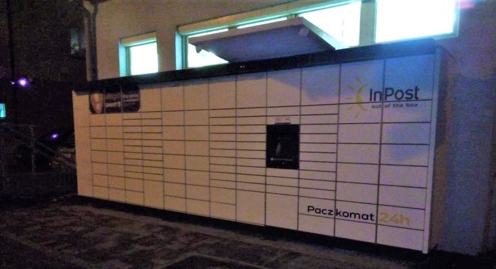 Paczkomat PLC07M Za sklepem Żabka