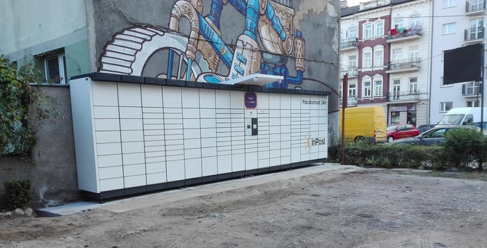 Parcel Locker PLC10N Na placu parkingowym
