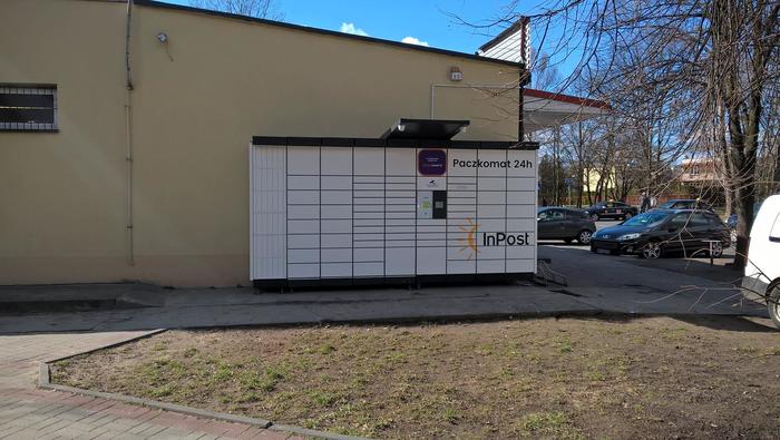 Parcel Locker PLC11N Przy bocznej ścianie sklepu Lewiatan