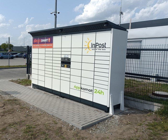 Paczkomat PLC16BAPP przy wjeździe na teren oddziału Inpost