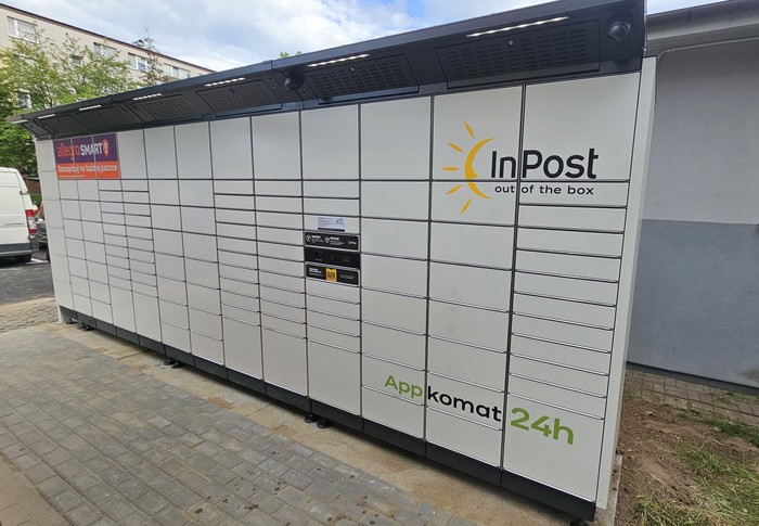 Поштомат PLC17BAPP Obok Towarzystwa Przyjaciół Dzieci w Płocku, od strony Królowej Jadwigi 9A