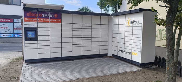 Paczkomat PLC28M Przy wjeździe na osiedle, od strony ul. Padlewskiego