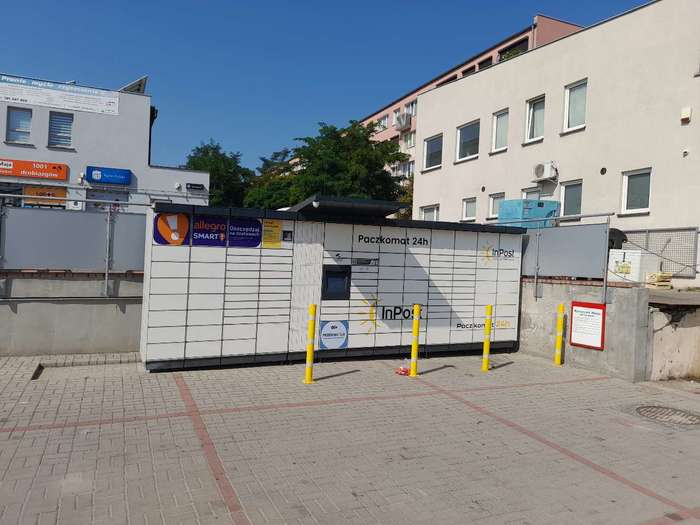 Paczkomat PLE02M Parking przed sklepem Lewiatan