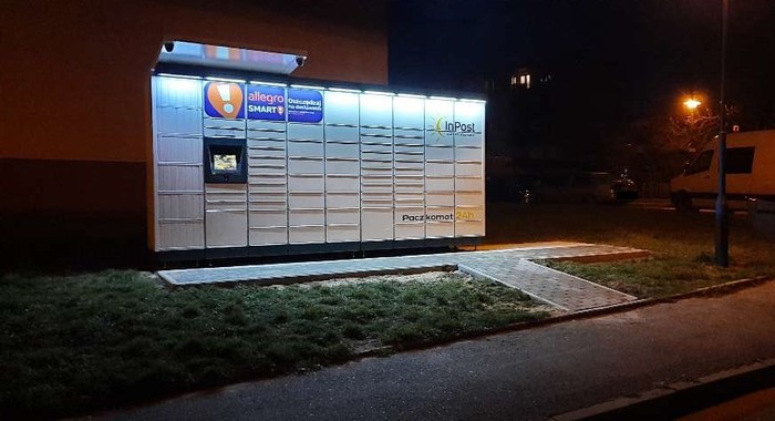 Paczkomat PLE06M trawnik przy bloku mieszkalnym