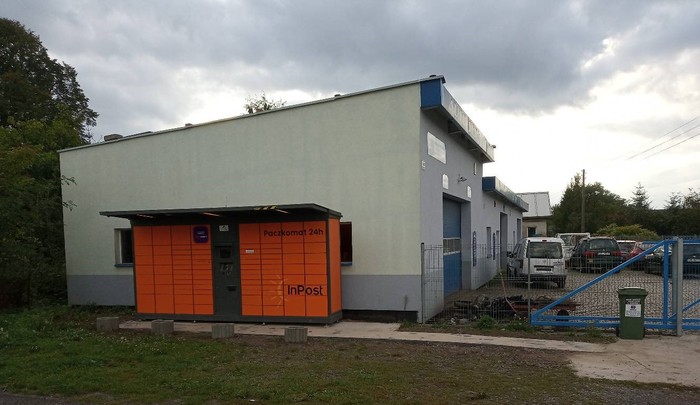 Paczkomat PLG01G Po lewej stronie od wjazdu