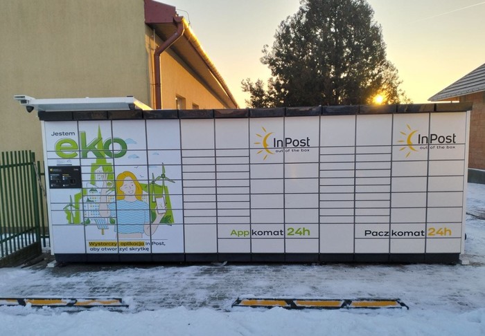 Paczkomat PLIS01APP na bocznym parkingu szkoły w Pliskowoli
