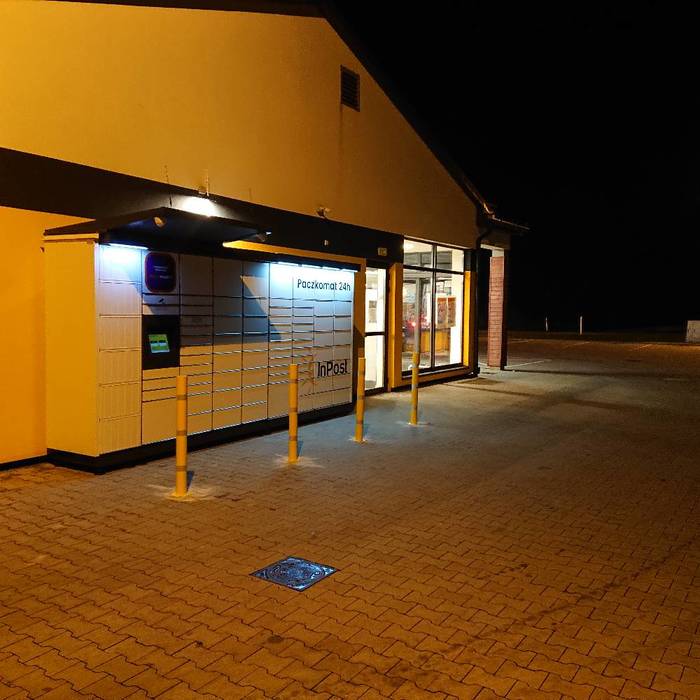 Parcel Locker PLK01M z Lewej strony od wejścia do sklepu Piotruś Pan