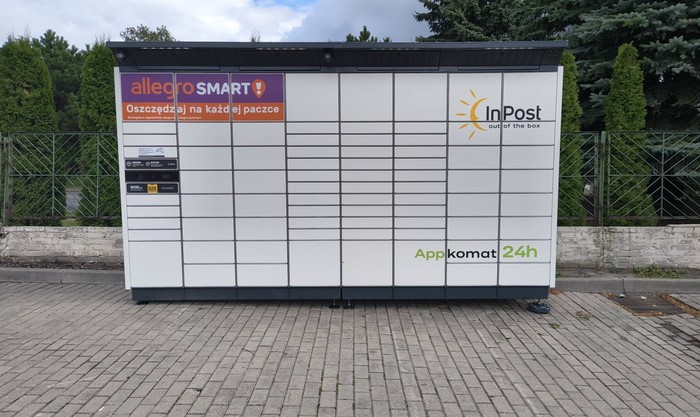 Paczkomat PLKQ01BAPP parking przed remizą OSP