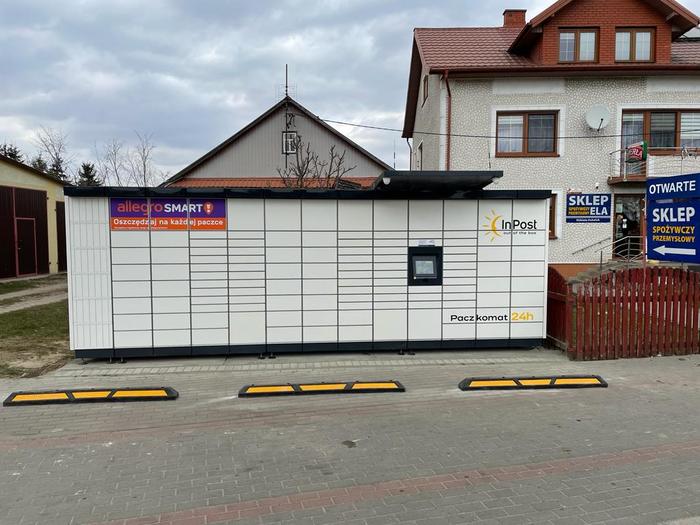 Paczkomat PLL01M przy sklepie