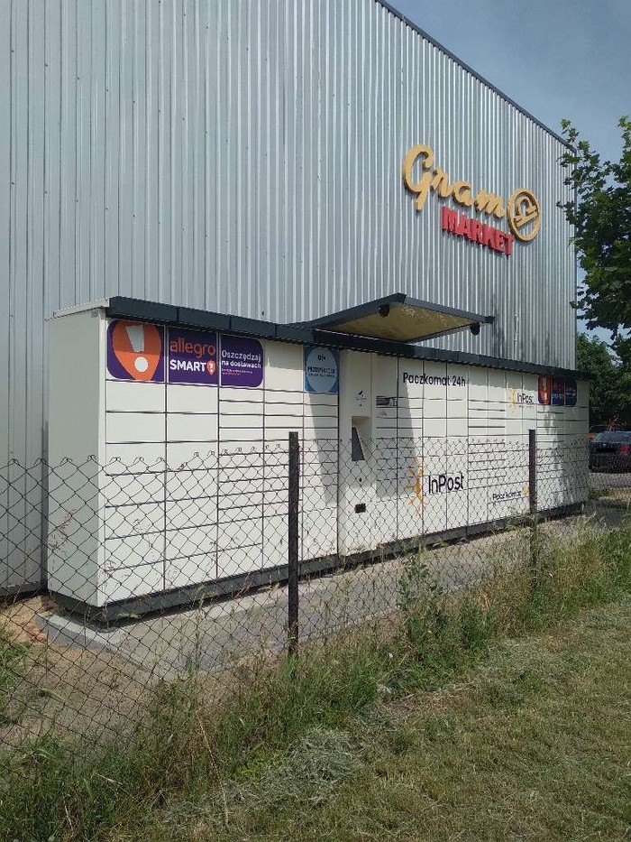 Paczkomat PLN01A Przy sklepie Gram market