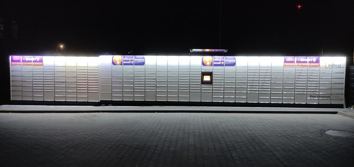 Paczkomat PLN04M Przy sklepie Lidl, po lewej stronie parkingu