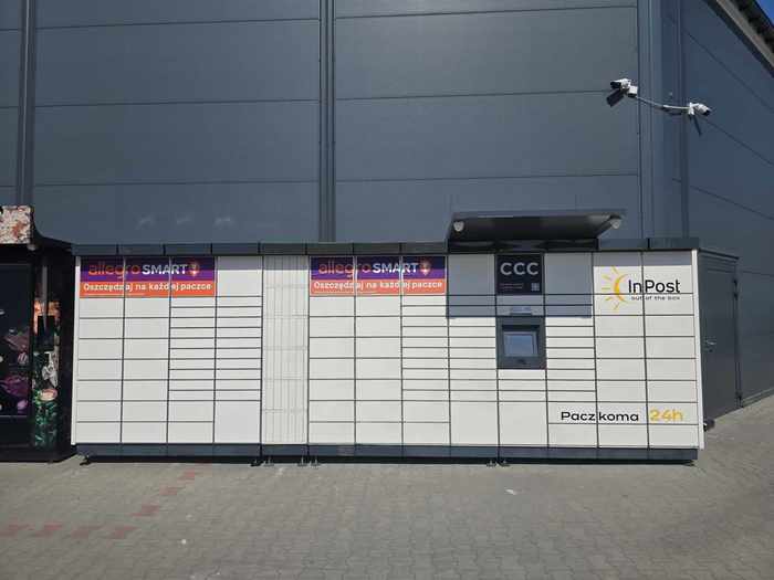 Parcel Locker PLN05M Przy budynku galerii od strony Carrefour'a