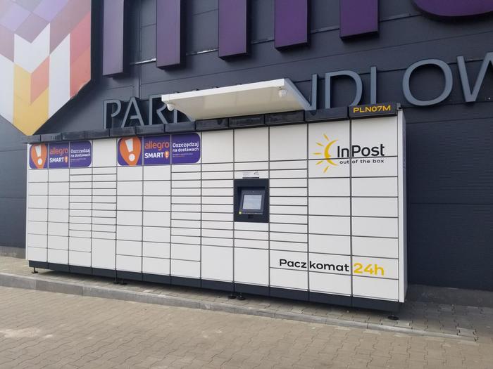 Paczkomat PLN07M wjazd na parking Parku handlowego Mila