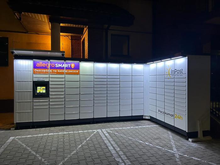 Paczkomat PLN11M Obok sklepu Żabka
