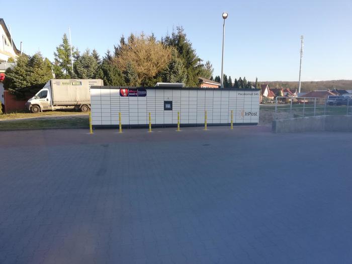 Paczkomat PLO01M Na parkingu sklepu Lidl