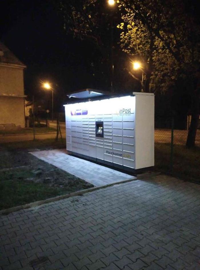 Paczkomat PLO03M Na terenie zielonym myjni samochodowej