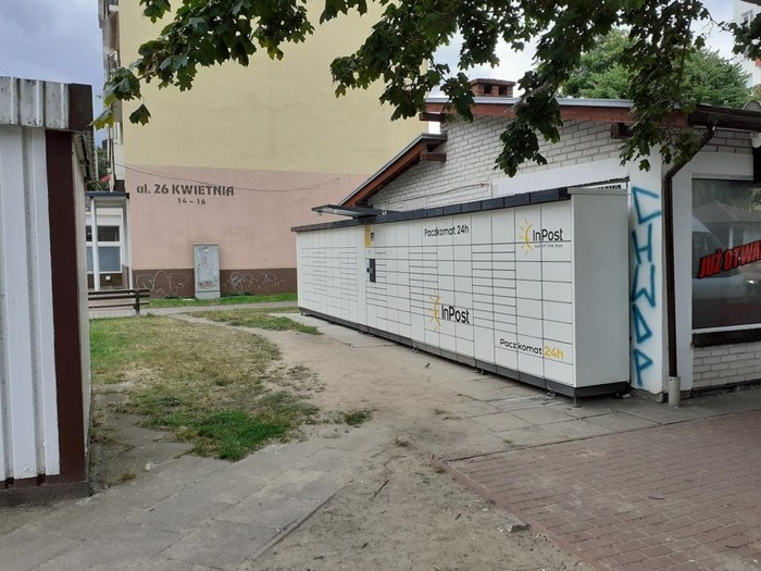 Paczkomat PLO03N Przy bocznej ścianie sklepu Top Monopol