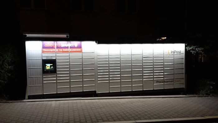 Paczkomat PLO08M Przed siedzibą Starostwa Powiatowego