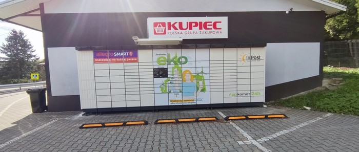Parcel Locker PLS01APP Na parkingu z prawej strony koło Domu Handlowego DWÓJKA