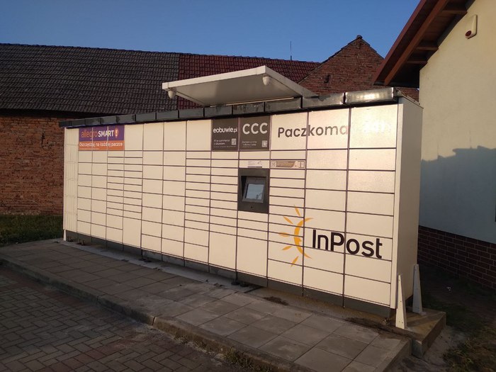Paczkomat PLU01M Przy parkingu